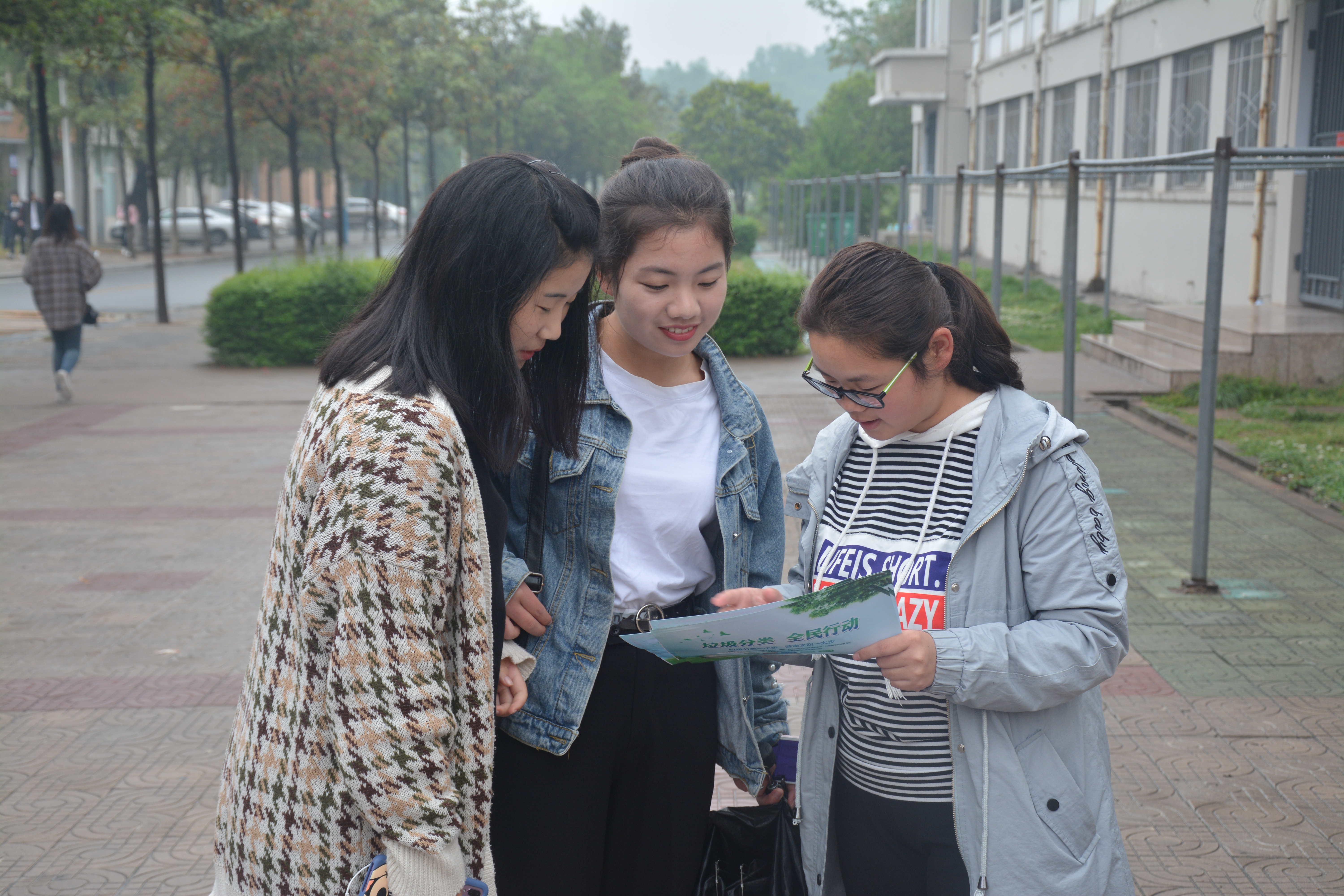 拷贝漫画
举办地球日系列环保主题活动