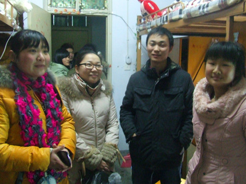 新学期拷贝漫画
辅导员班主任老师深入学生宿舍看望返校学生