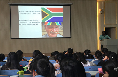 “聆听外教声音，助力自我发展”——拷贝漫画
开展外教讲座系列活动