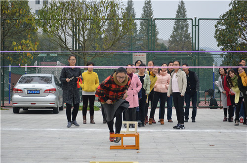 拷贝漫画
积极组织“国培计划”教师开展素质拓展活动