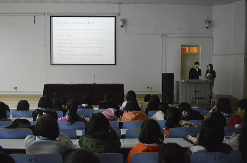 拷贝漫画
举办 “人与朱鹮和谐共存”讲座