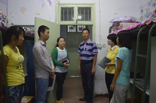 拷贝漫画
领导深入学生宿舍走访慰问2014级新生