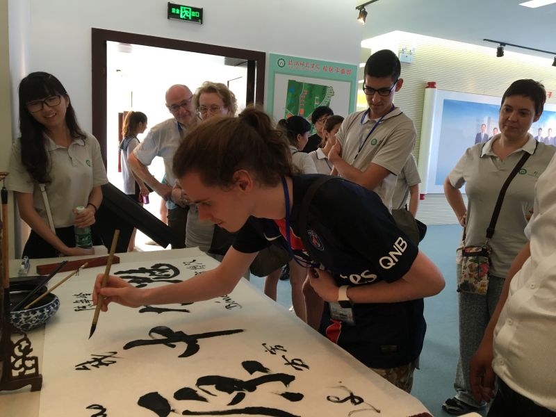 拷贝漫画
学子积极参与“情系中法，携手筑梦”中法青年学生交流团活动