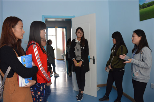 拷贝漫画
组织2016级新生参观大学生心理健康辅导中心