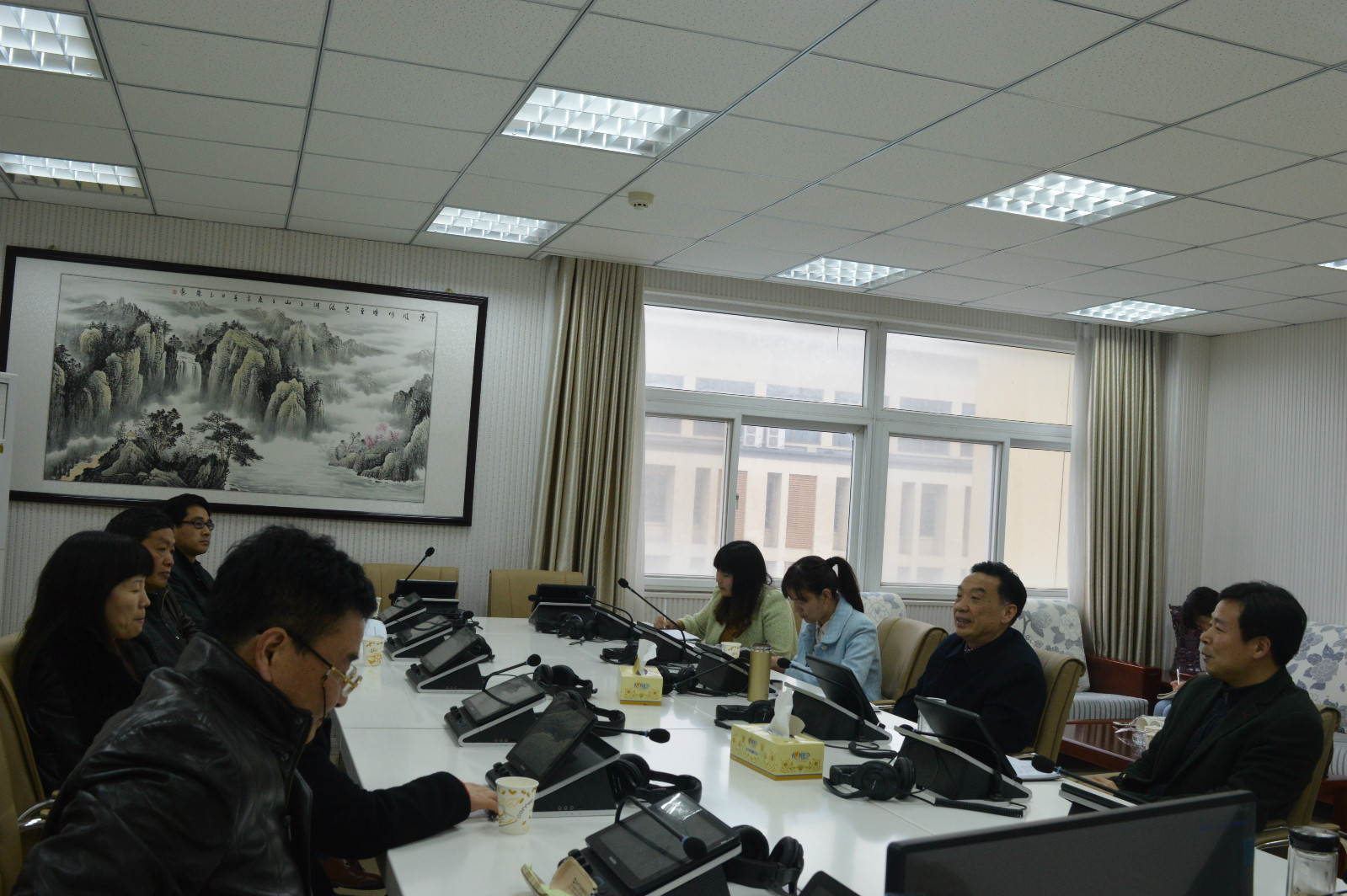 拷贝漫画
举办退休教师座谈会