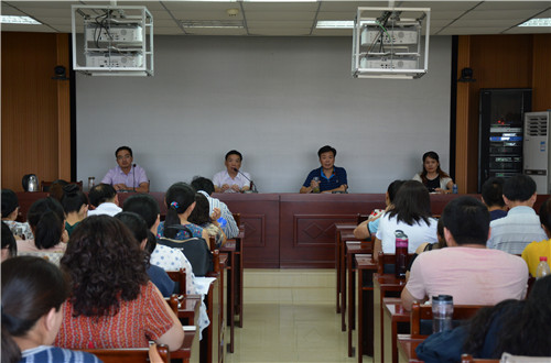 拷贝漫画
召开2018——2019学年第一学期教职工大会