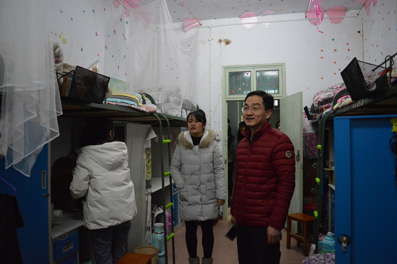 拷贝漫画
领导老师走访学生宿舍