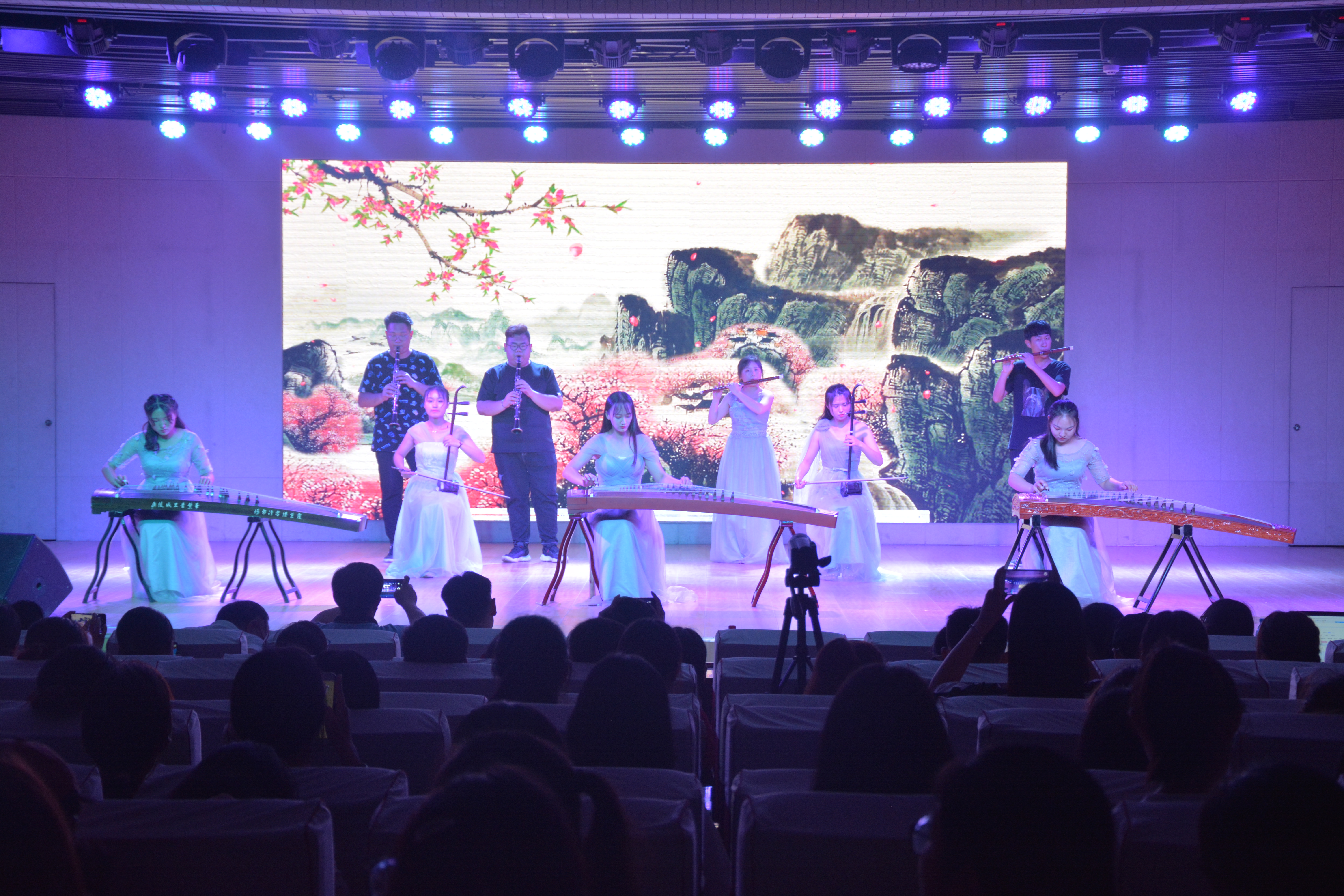 拷贝漫画
成功举办2019届优秀毕业生颁奖典礼暨欢送毕业生晚会