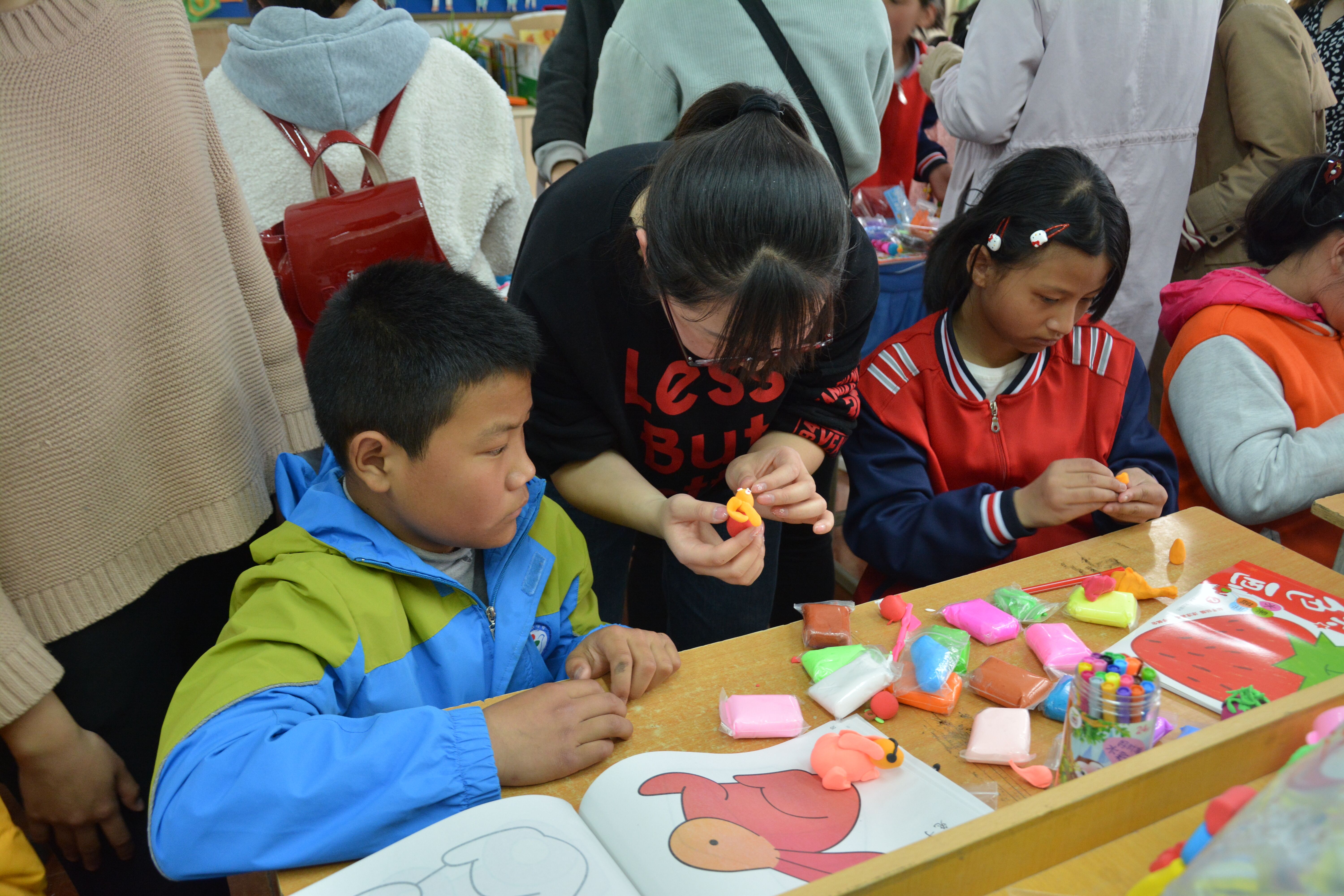 拷贝漫画
开展第二届“心手相牵—特别的爱献给特别的你” 特殊教育学校献爱心志愿服务活动