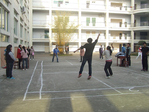 拷贝漫画
“阳光体育”羽毛球比赛火热进行中