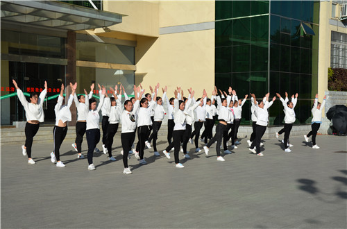 拷贝漫画
举办新生广播体操比赛及班歌合唱比赛