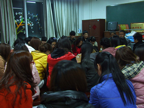 拷贝漫画
多途径组织学生关注学习“两会”精神