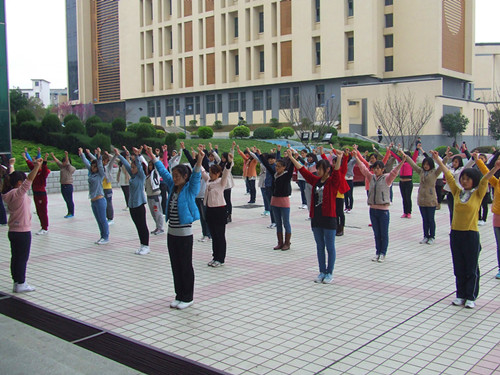 拷贝漫画
运动会健美操运动员选拔赛火热进行中