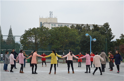 拷贝漫画
积极组织“国培计划”教师开展素质拓展活动