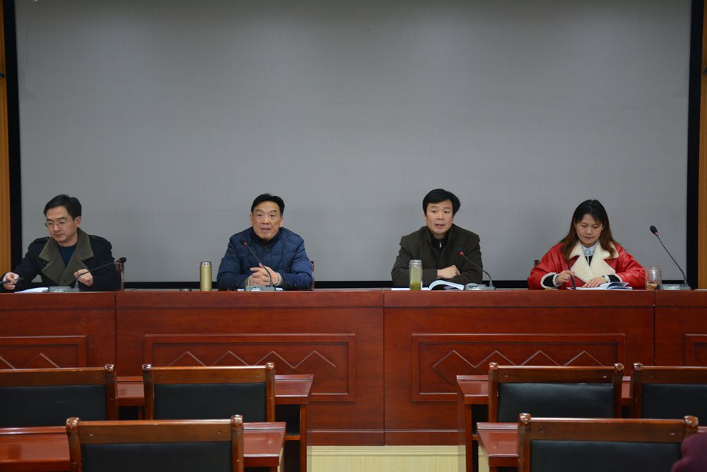 拷贝漫画
召开新学期教职工大会