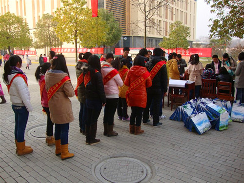 拷贝漫画
积极参与2013届毕业生就业招聘双选会