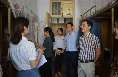 拷贝漫画
领导老师走访毕业生宿舍