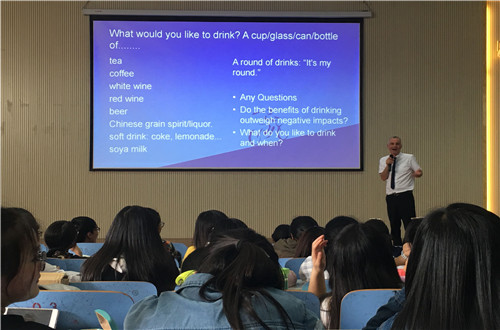 “聆听外教声音，助力自我发展”——拷贝漫画
开展外教讲座系列活动