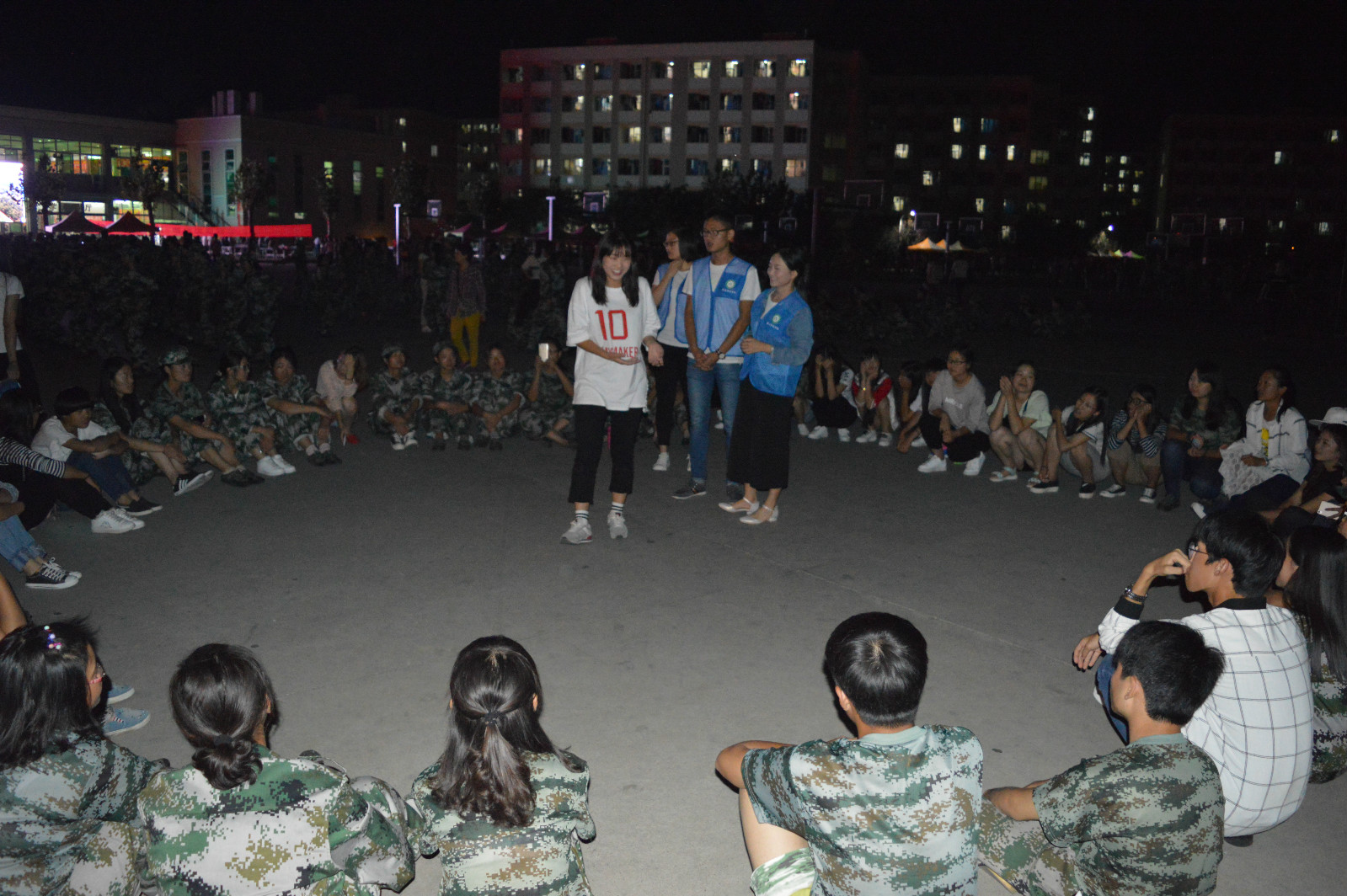 拷贝漫画
积极组织新生开展心理素质拓展活动