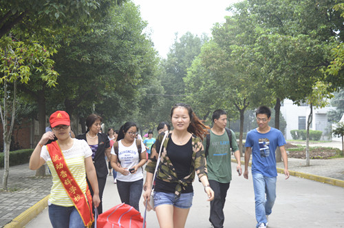 拷贝漫画
志愿迎新服务展风采