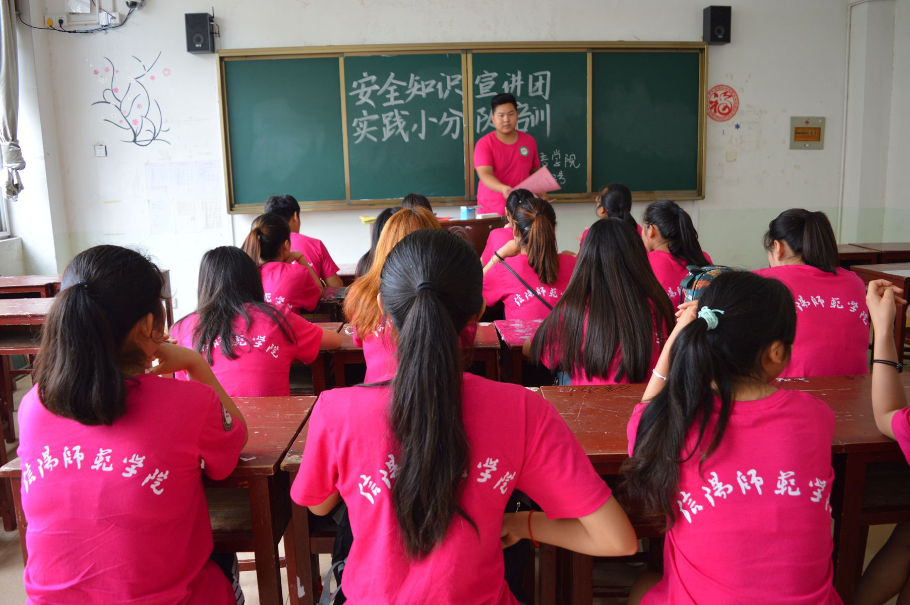 拷贝漫画
志愿者积极为“三下乡”社会实践活动做准备