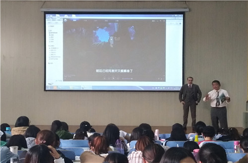 “聆听外教声音，助力自我发展”——拷贝漫画
开展外教讲座系列活动