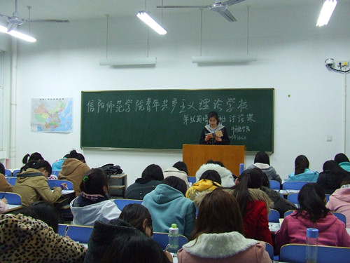 拷贝漫画
开展第56期青校“关注民生”主题讨论课