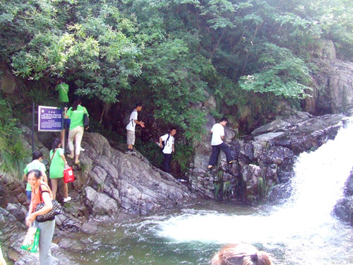 拷贝漫画
志愿者开展红色教育活动