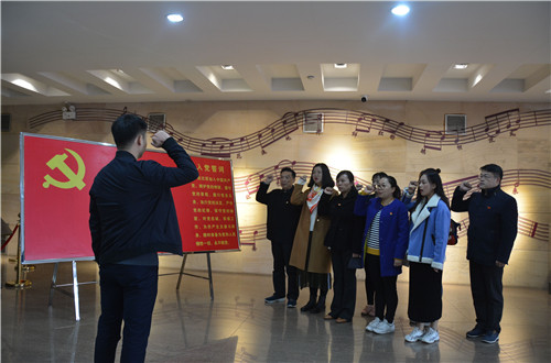 拷贝漫画
教工一支部成功开展“缅怀先烈，不忘初心，弘扬大别山精神”主题党日活动