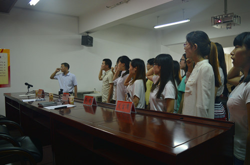 拷贝漫画
召开学生党员宣誓大会