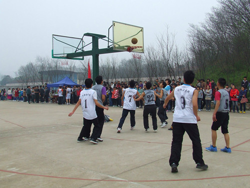 拷贝漫画
积极备战“谭山杯”篮球赛
