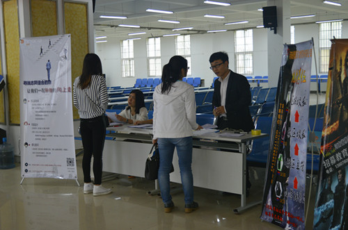 拷贝漫画
举办专场招聘会