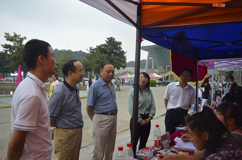 拷贝漫画
喜迎2014级新生