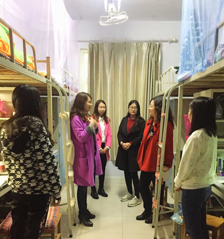 拷贝漫画
领导走访研究生宿舍