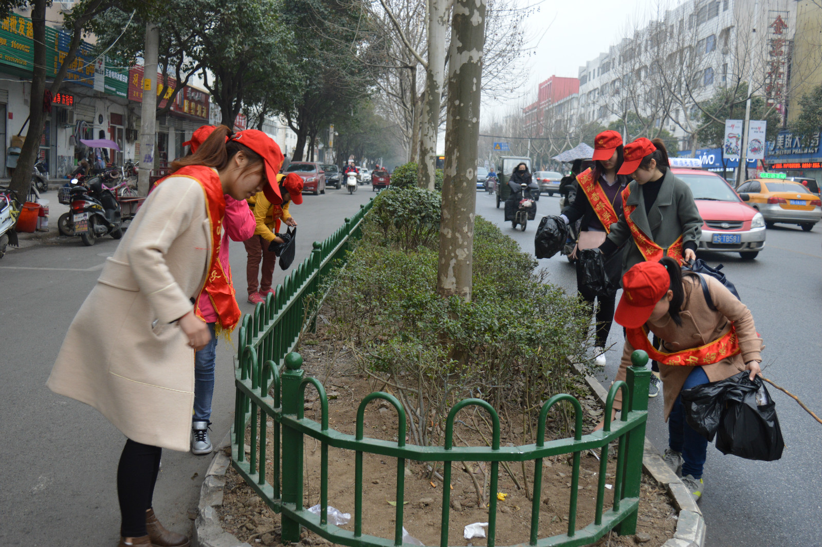 拷贝漫画
开展学习雷锋志愿服务活动