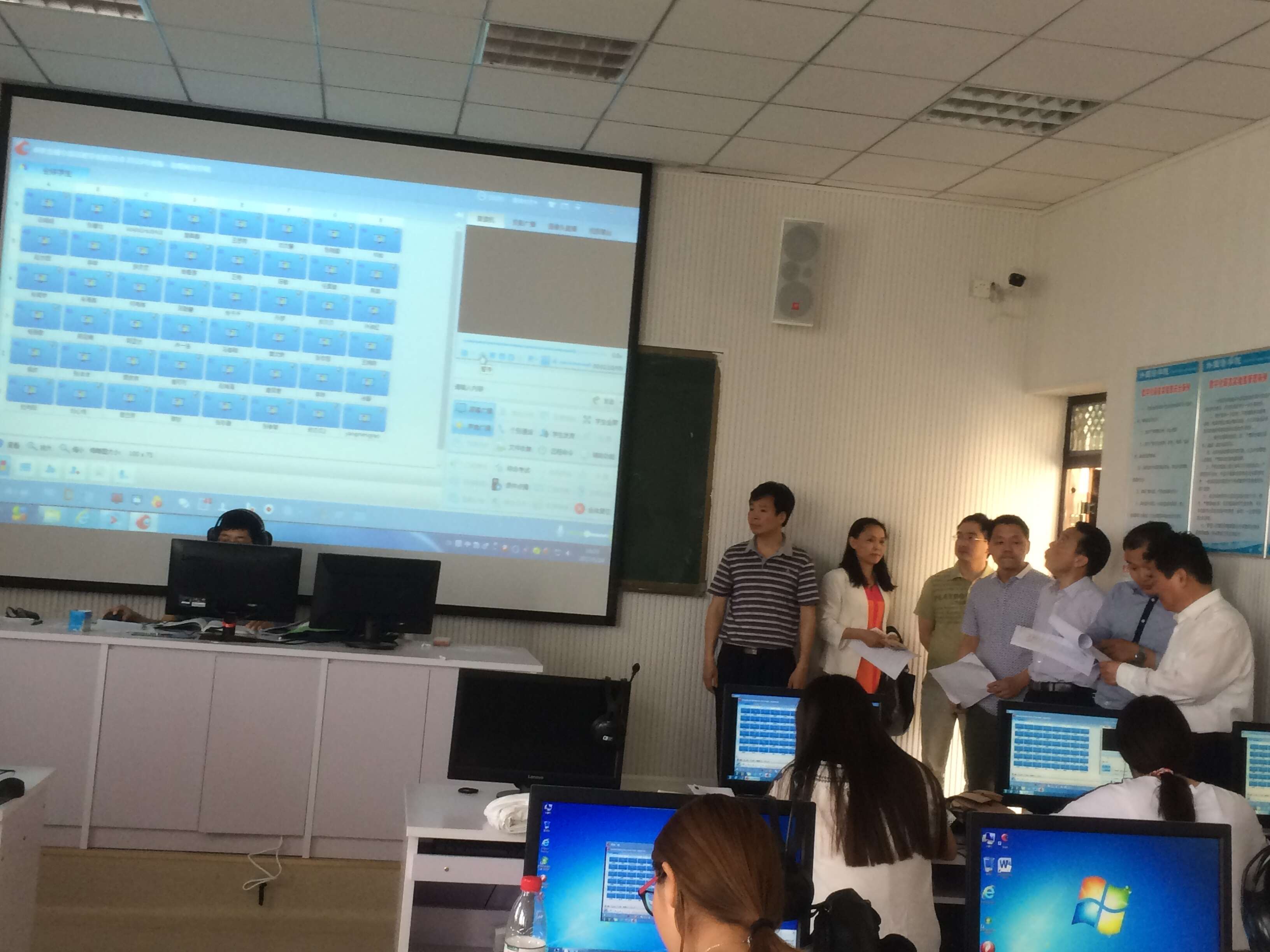 副校长齐城检查指导拷贝漫画
实验室建设工作