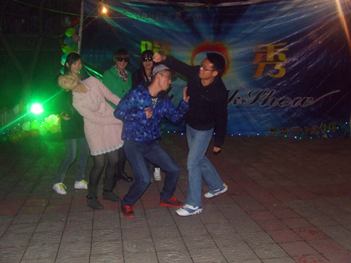 拷贝漫画
脱口秀社团举行外文汇演