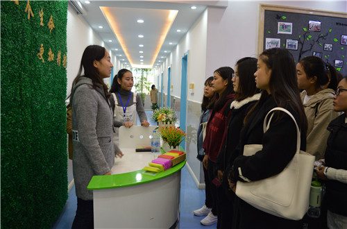 拷贝漫画
组织2018级学生参观我校大学生心理健康教育中心