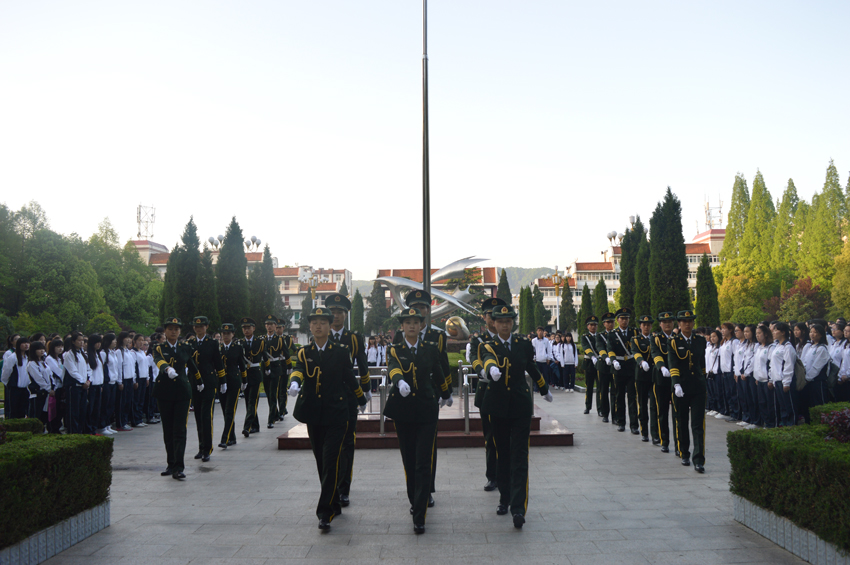 拷贝漫画
2015级新生升旗仪式暨国学教育活动顺利举行