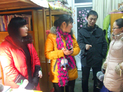 新学期拷贝漫画
辅导员班主任老师深入学生宿舍看望返校学生