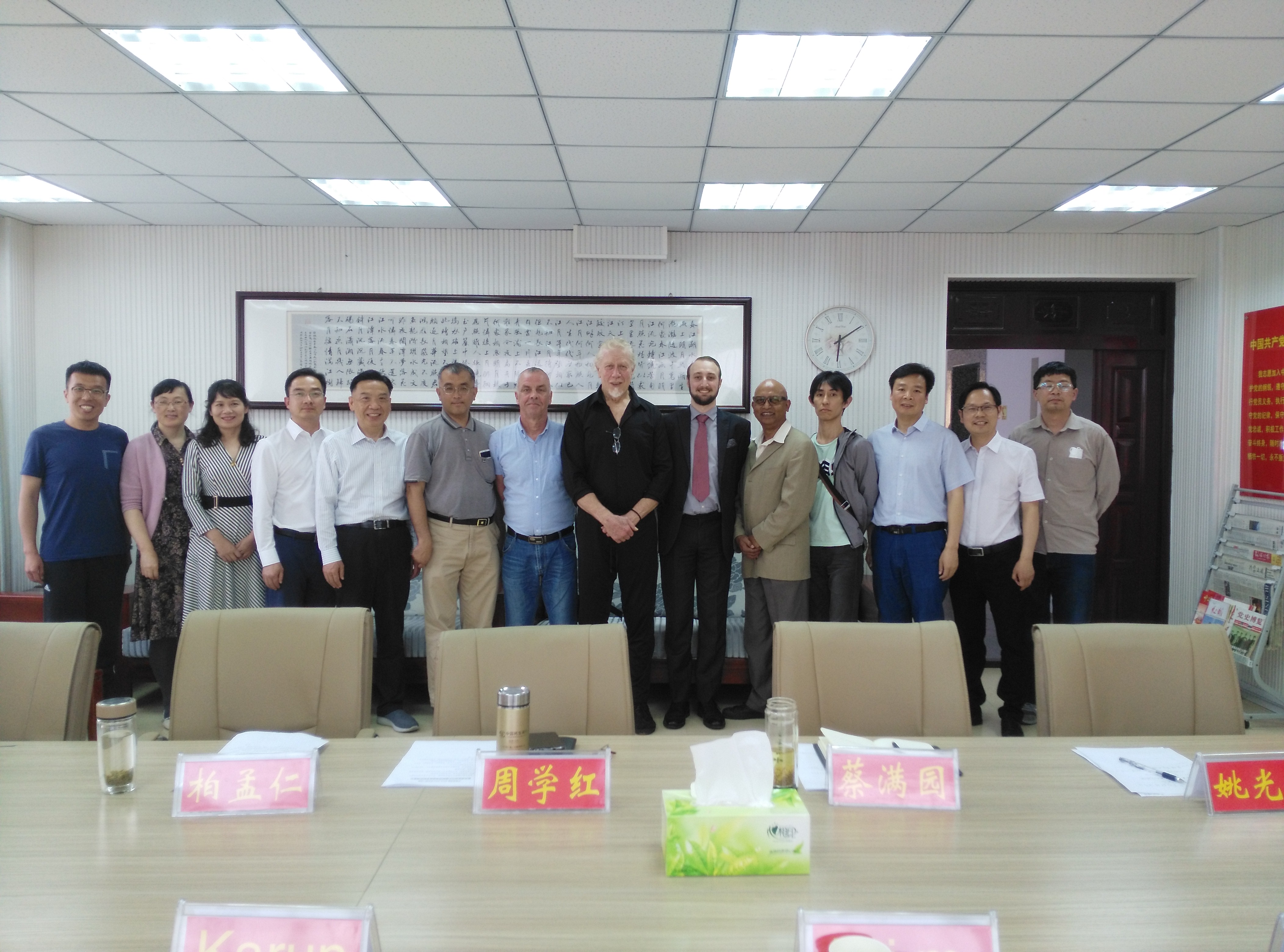 拷贝漫画
召开外籍教师座谈会