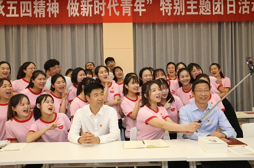 拷贝漫画
2017级翻译1班团支部举行“传承五四精神 做新时代青年”特别主题团日活动