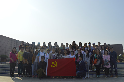 拷贝漫画
学生党员前往鄂豫皖革命根据地缅怀革命先烈