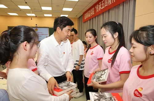 拷贝漫画
2017级翻译1班团支部举行“传承五四精神 做新时代青年”特别主题团日活动