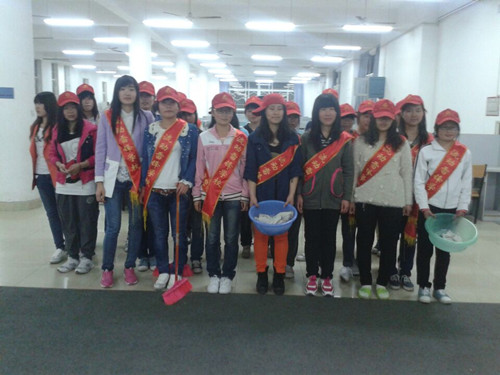 拷贝漫画
第58期青校学员义务打扫新图书馆