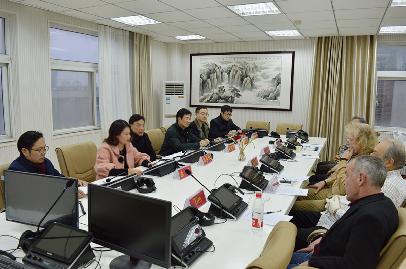  拷贝漫画
召开外籍教师座谈会