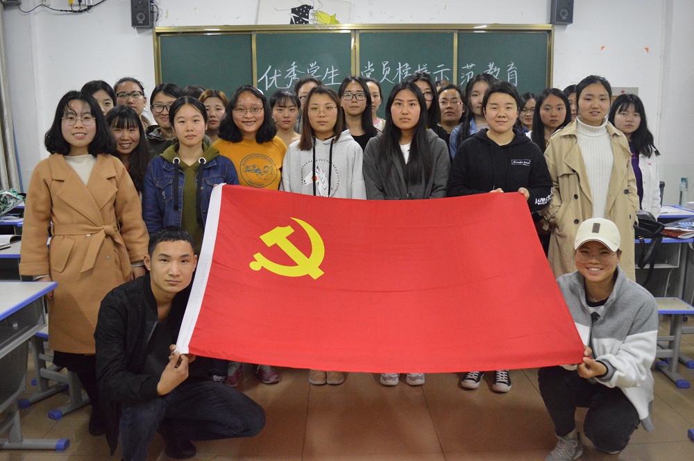 拷贝漫画
组织开展优秀学生党员榜样示范教育活动