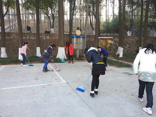 拷贝漫画
举办志愿者打扫活动