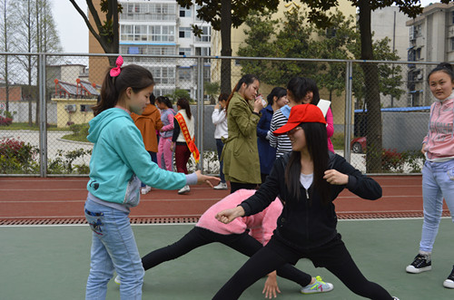 拷贝漫画
走进特殊教育学校开展“爱心助残”活动