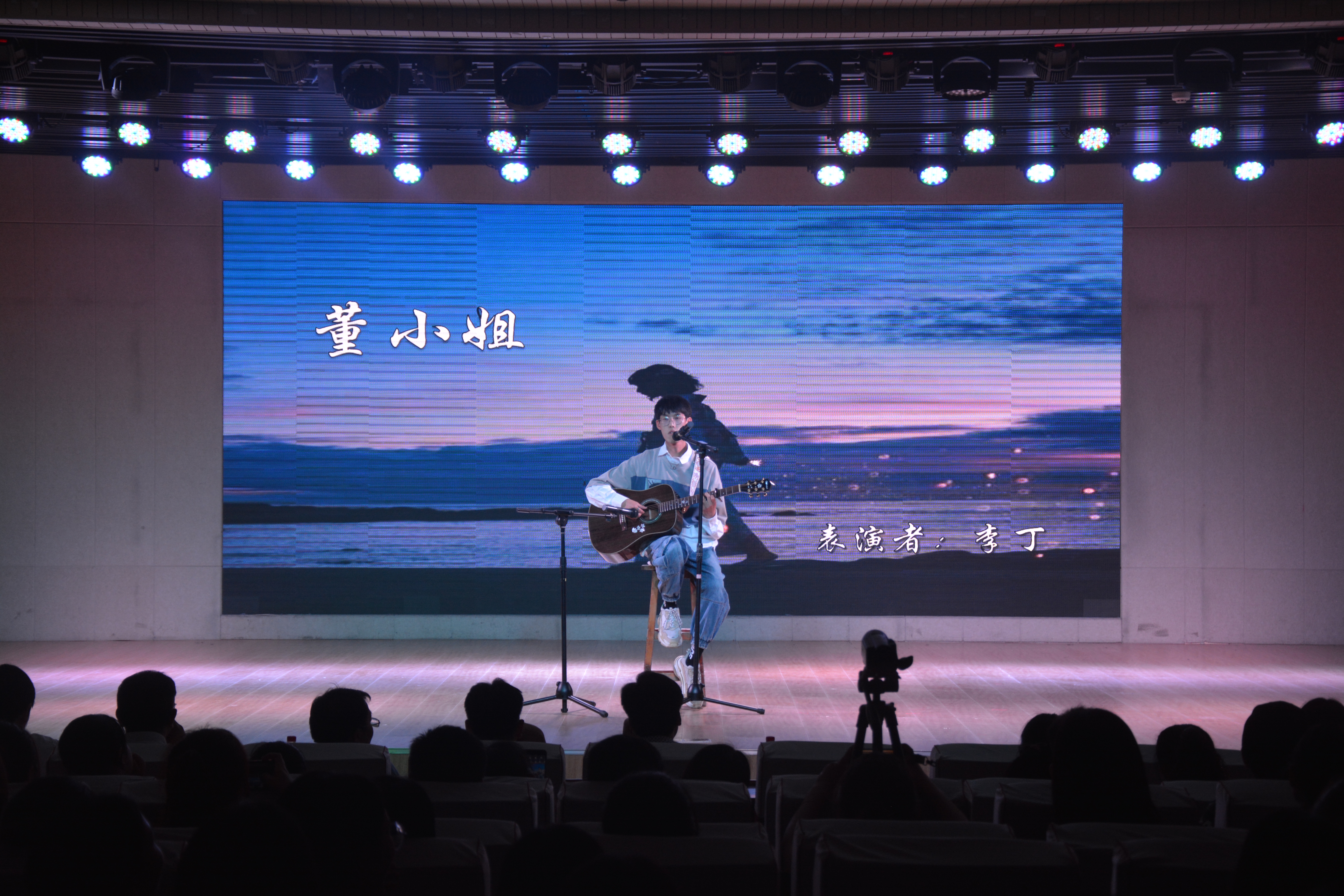 拷贝漫画
成功举办2019届优秀毕业生颁奖典礼暨欢送毕业生晚会